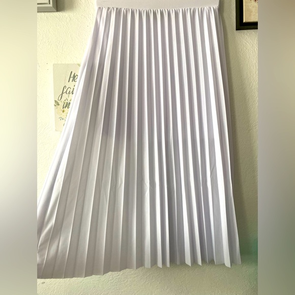 Dresses & Skirts - White pleaded skirt